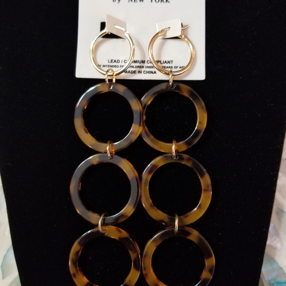 Tortoiseshell linear circle earrings